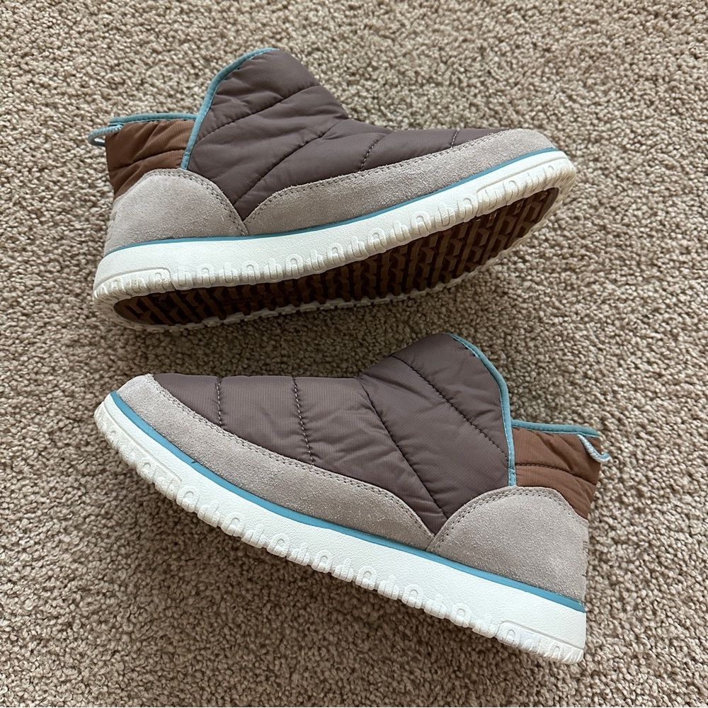 LL Bean Quilted Slip-On Puffer Sneakers in Gray with Teal Trim LIKE NEW!